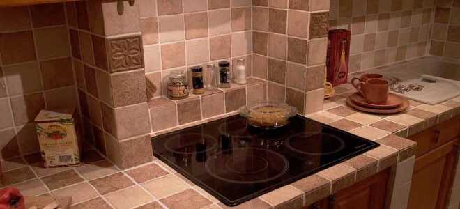 Столешница из плитки: примеры исполнения на кухне