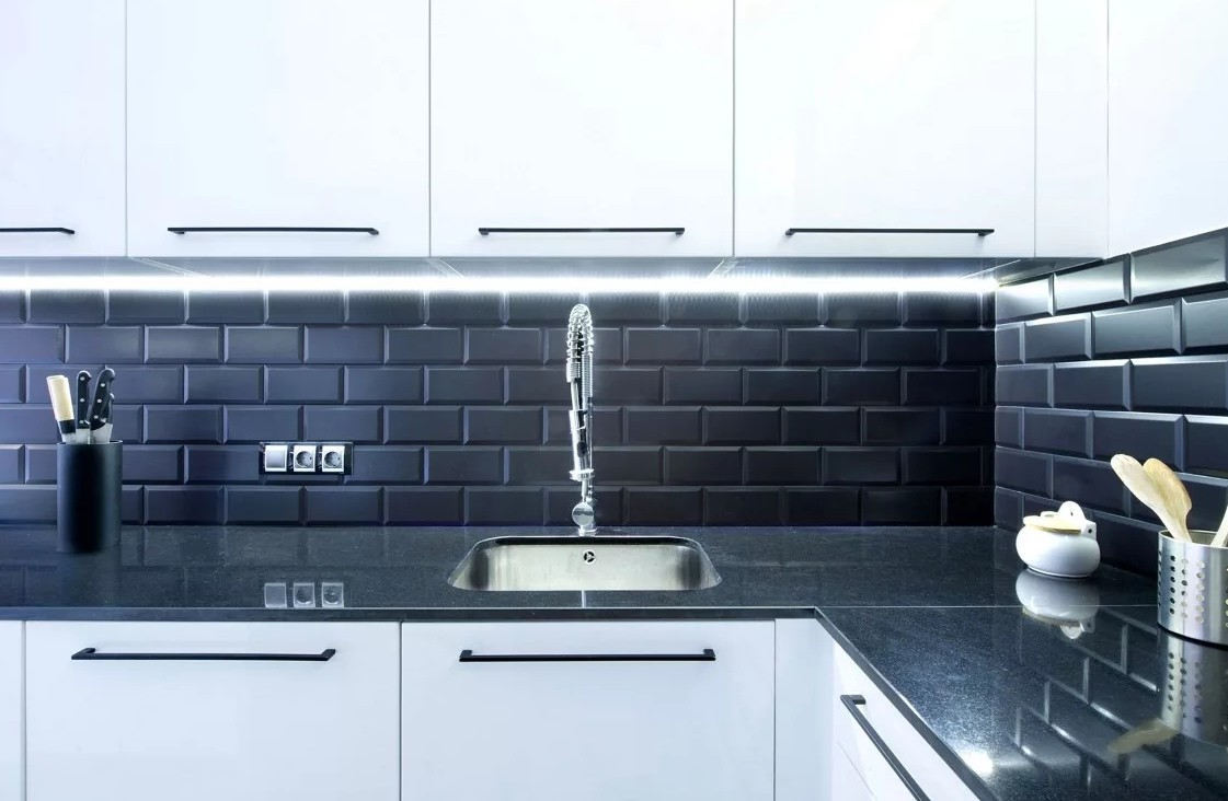 Фартук на кухню из Черной плитки