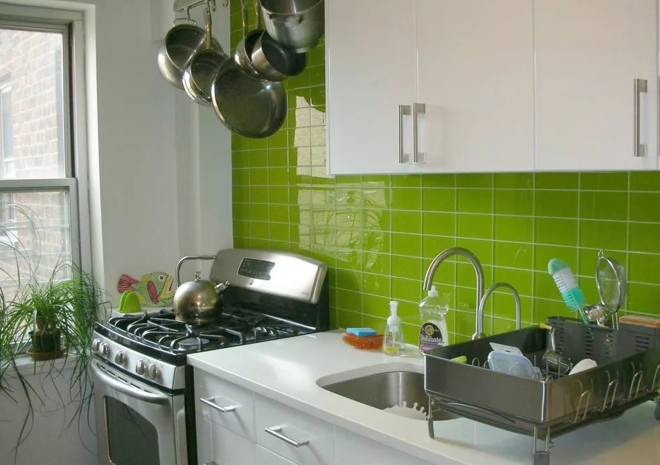 Фартук на кухню из Зеленой плитки2