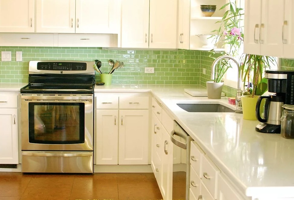 Фартук на кухню из Зеленой плитки5