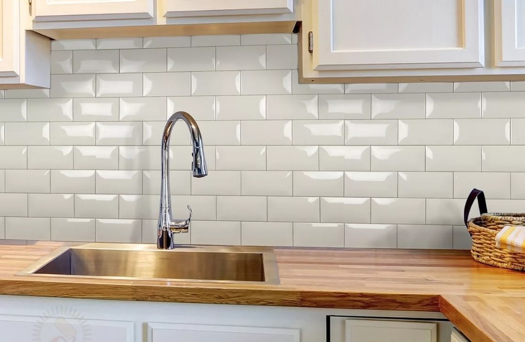 Фартук на кухню из белой плитки