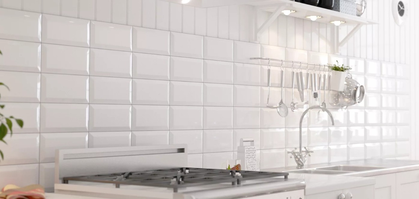 Фартук на кухню из белой плитки2
