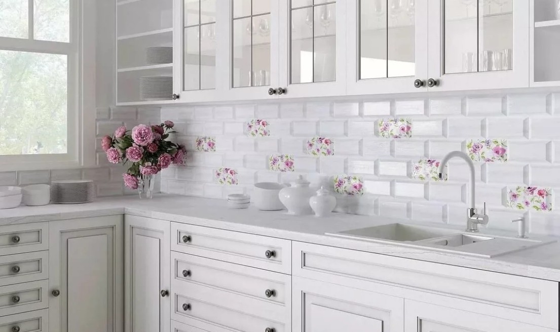 Фартук на кухню из белой плитки3