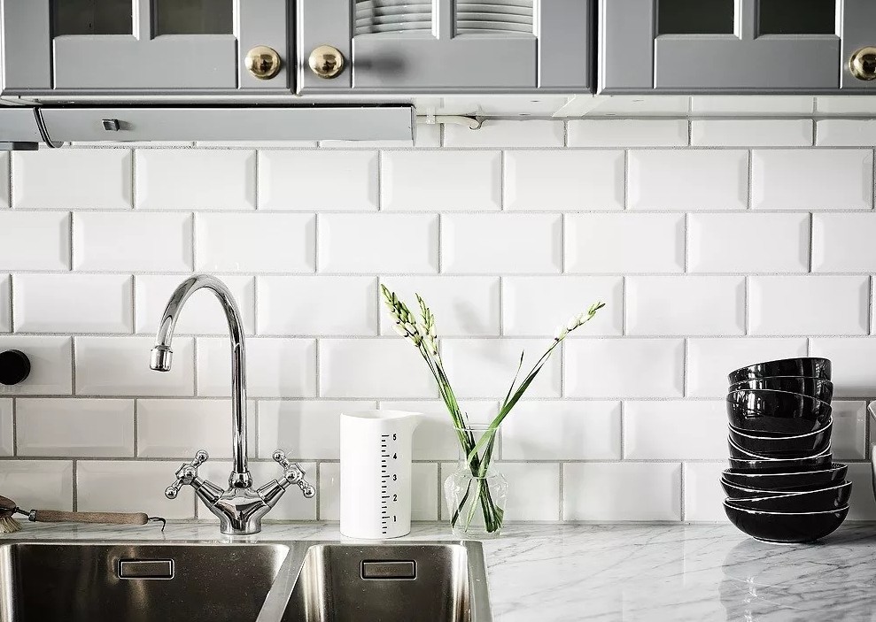 Фартук на кухню из белой плитки4