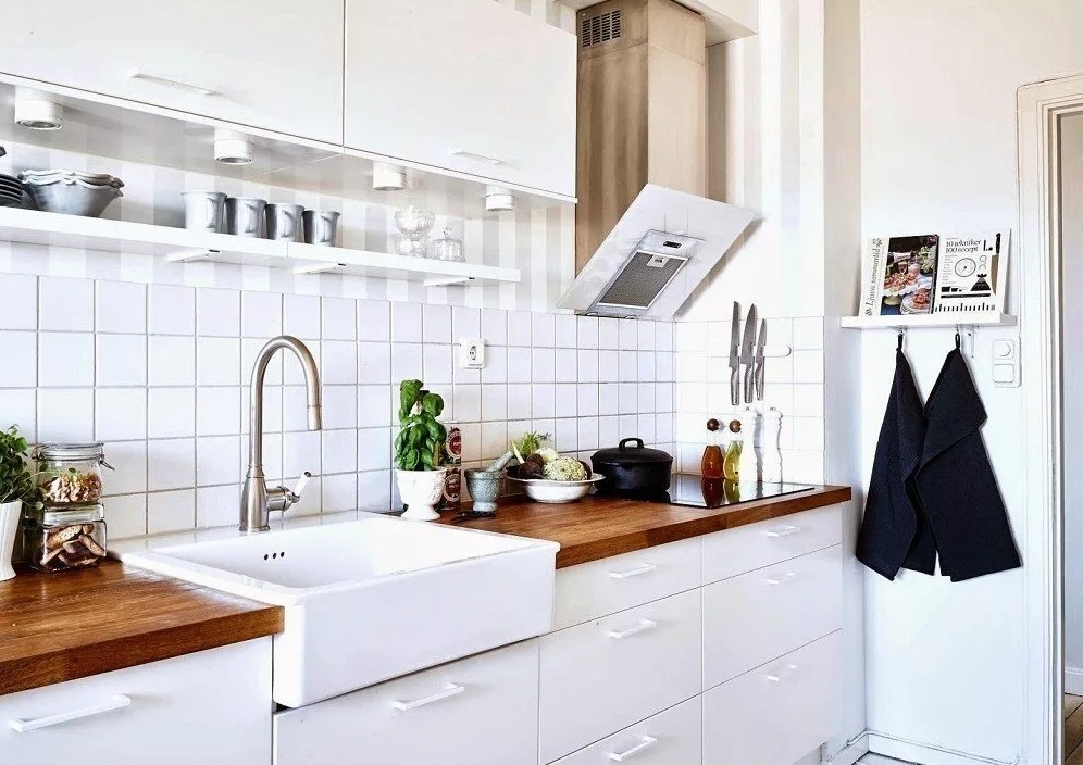 Фартук на кухню из белой плитки5