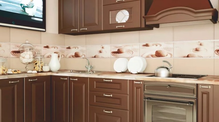 Фартук на кухню из бежевой плитки