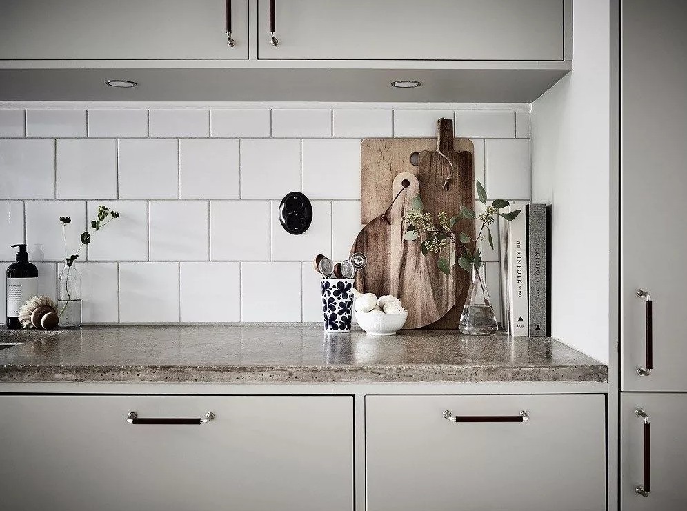 Фартук на кухню из квадратной плитки