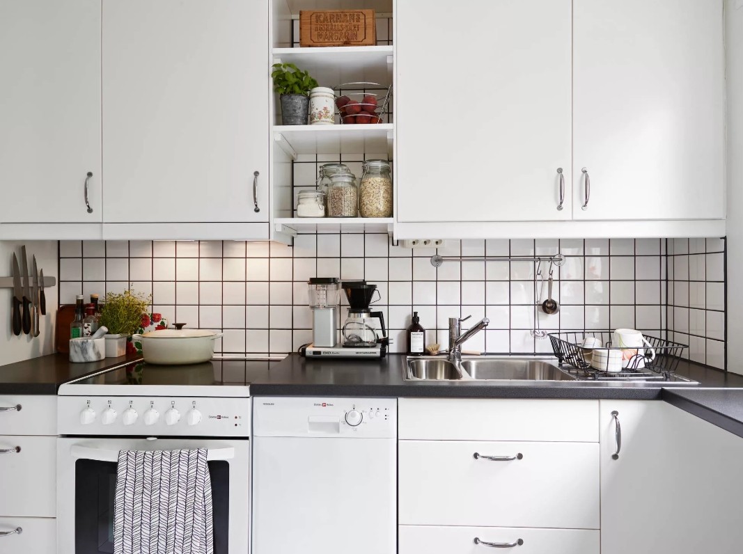 Фартук на кухню из квадратной плитки2