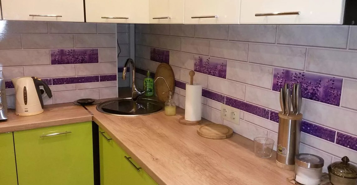 Фартук на кухню из лиловой плитки
