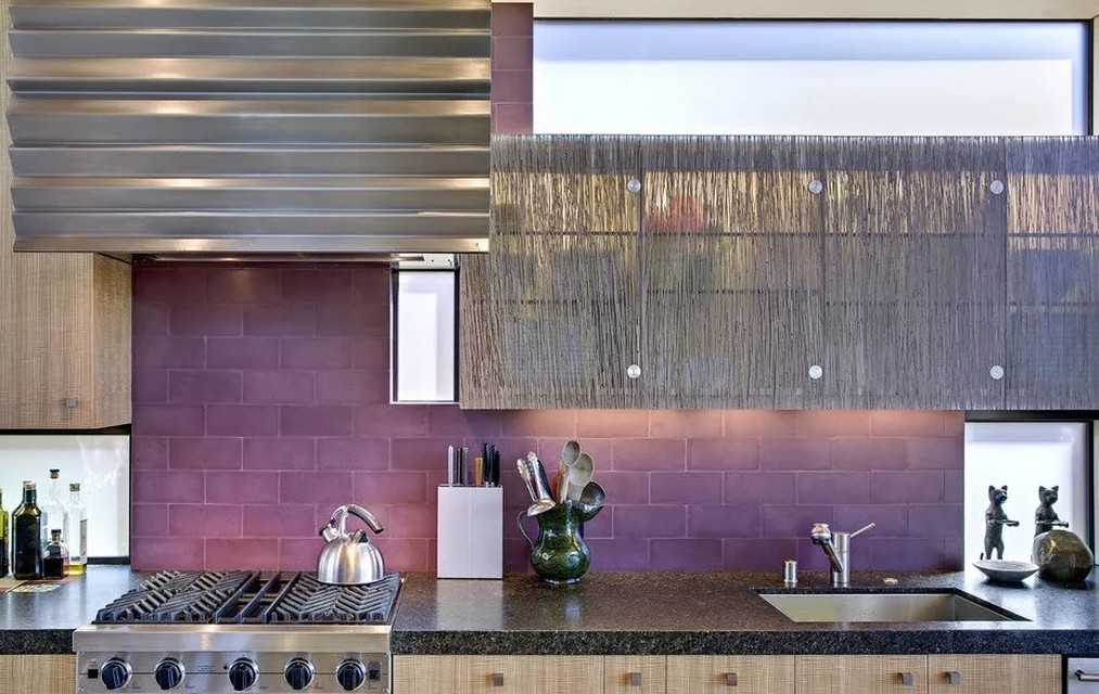 Фартук на кухню из лиловой плитки2
