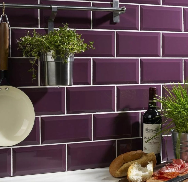 Фартук на кухню из лиловой плитки5