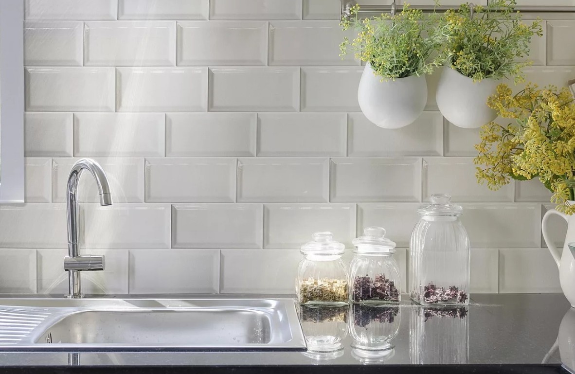 Фартук на кухню из прямоугольной плитки