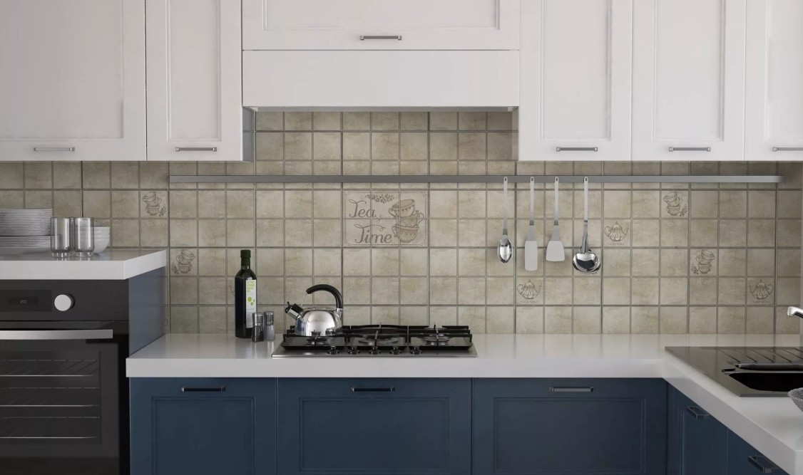 Фартук с маленькой квадратной плиткой