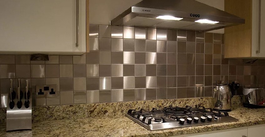 Фартук с маленькой квадратной плиткой2