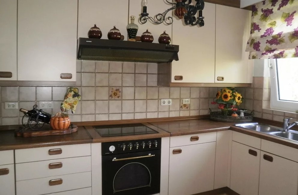 Фартук с маленькой квадратной плиткой4