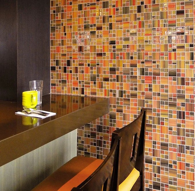 Керамическая мозаика на стене