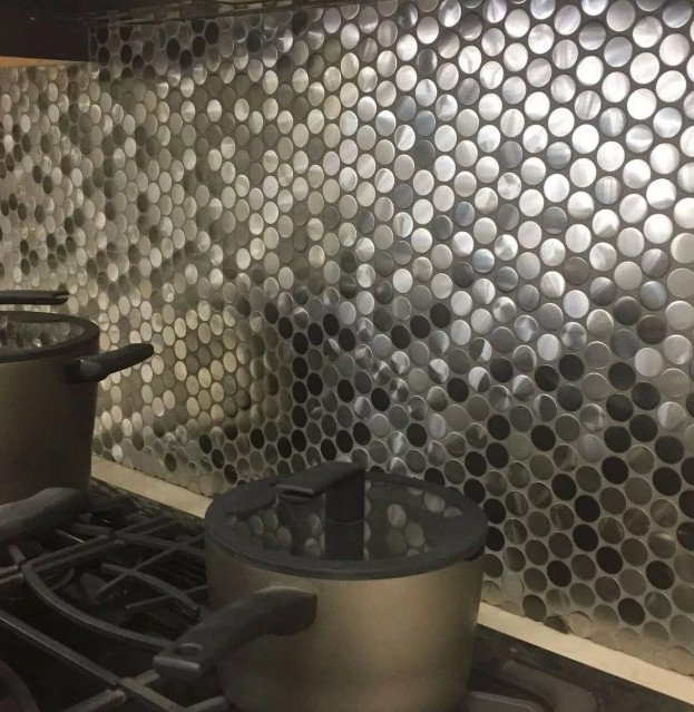 Металлическая мозаика на стене