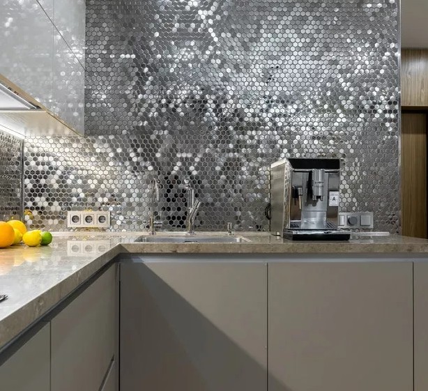 Металлическая мозаика на стене5