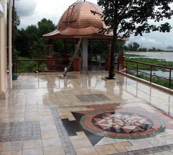 Полированный керамогранит на улице