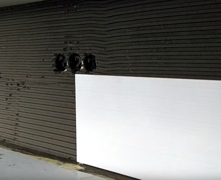 Укладка первых плиток на фартук