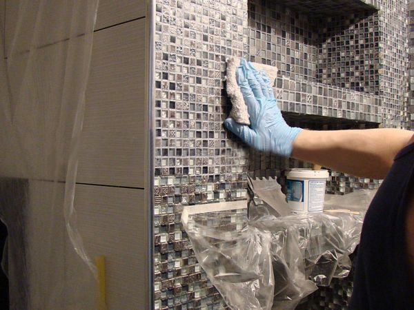 Если клей застыл, придется применять различные смеси для его удаления