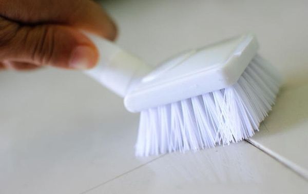 чистка кафельной плитки щеткой
