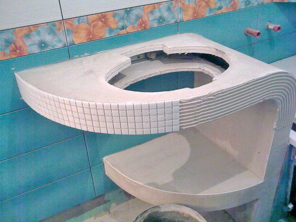 Каркас из гипсокартона должен прилегать к стенкам ванной комнаты