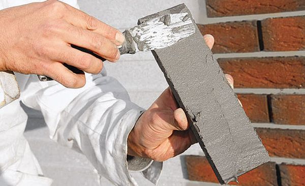 нанесение клея на плитку