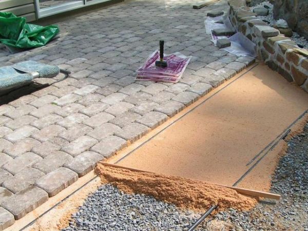 При установке бордюра для тротуарной плитки нужно строго соблюдать последовательность работ
