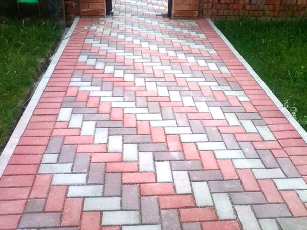 Выбор тротуарной плитки очень большой: она имеет разные размеры, формы и цвета