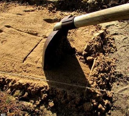 Укладка песка в траншею