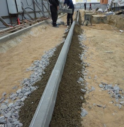 Укладка щебенки в траншею